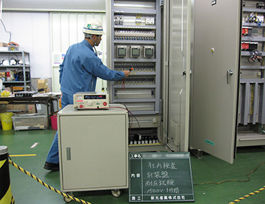 製作盤の耐電圧試験（試験前の検電作業）